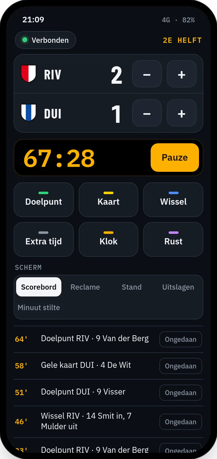 Control-app op een telefoon met score, klok, knoppen voor doelpunt, kaart en wissel en de tijdlijn van de wedstrijd