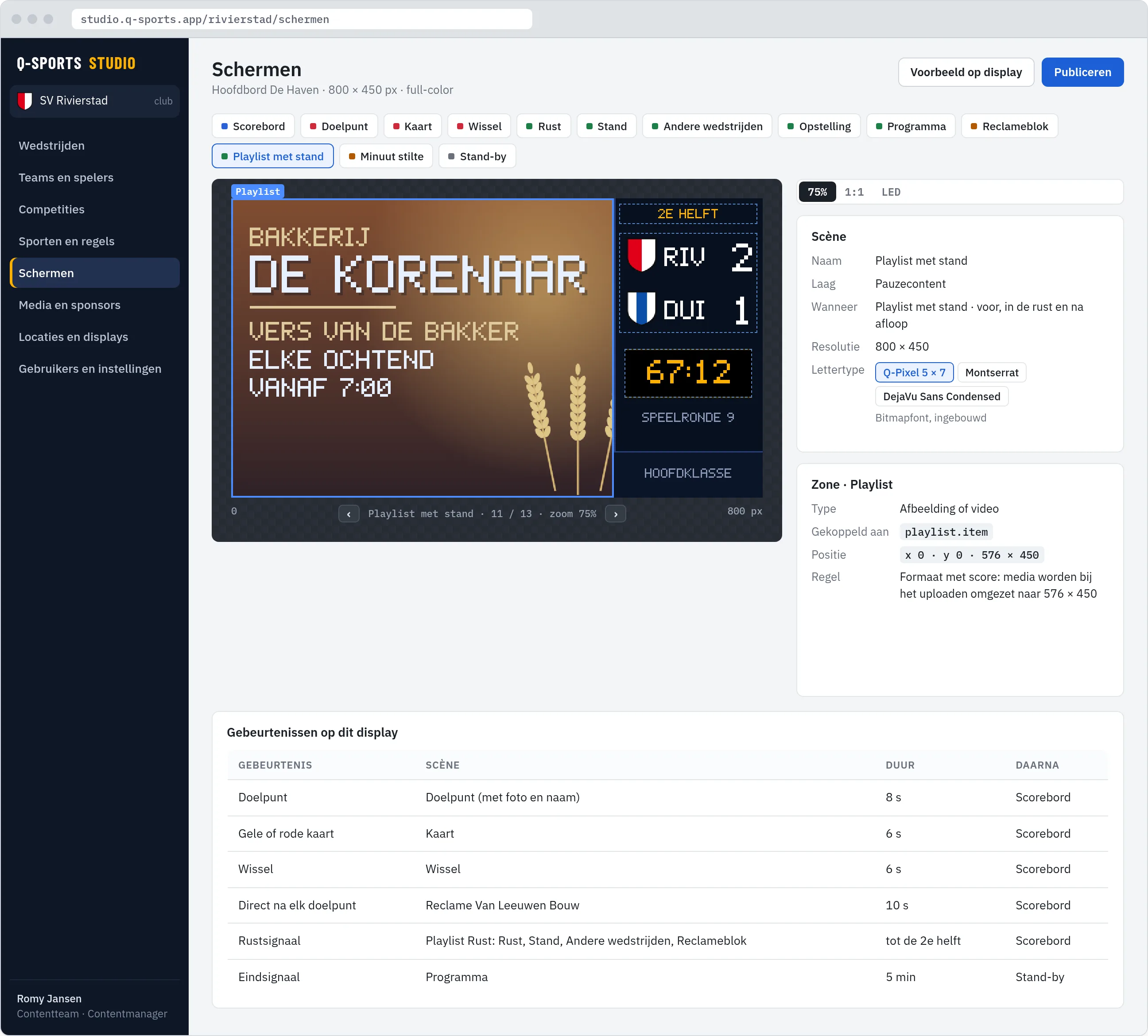 Studio, scène-editor: een playlist in het formaat met score, met het mediavlak links en stand, klok en periode rechts, met de eigenschappen van de zone